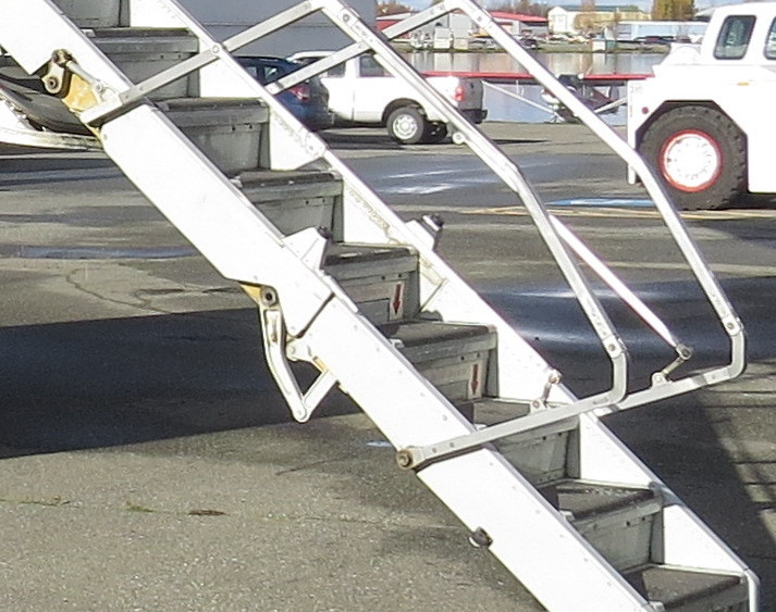 B737 airstair Far hinge detail